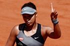 Druhý den grandslamového Roland Garros přinesl šok. Naomi Ósakaová, světová dvojka, se po kritické reakci na svůj bojkot tiskových konferencí rozhodla raději odstoupit z turnaje. Odhalila, že trpí depresemi a sociální úzkostí.