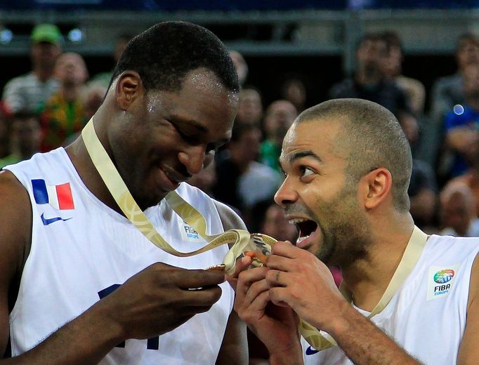 Tony Parker (vpravo) a Florent Pietrus se radují z historicky prvního triumfu Francie na mistrovství Evropy.