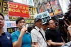 Tisíce lidí v Hongkongu protestovaly proti zadržení knihkupců. Chraňme svobodu slova, skandovaly