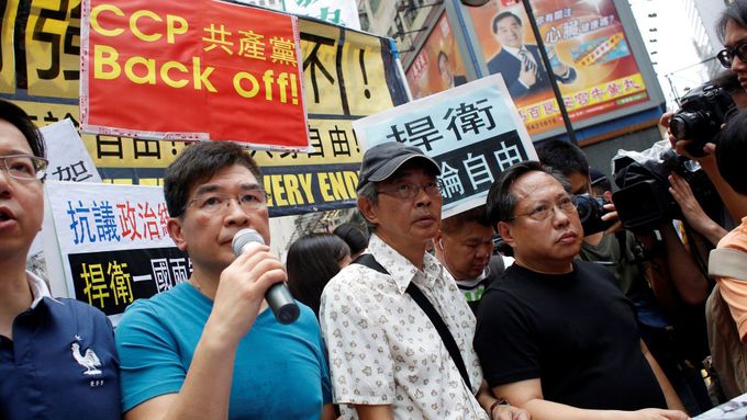 Protestů se účastnil také Lam Wing-keetento, který tento týden novinářům řekl, že byl zadržen v Číně a osm měsíců držen v tamní vazbě.