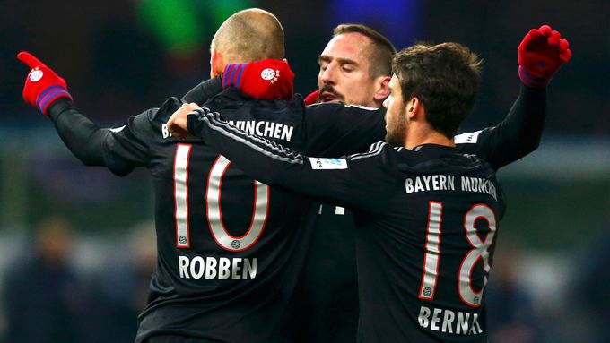 Arjen Robben, Franck Ribéry a Juan Bernat slaví jediný gól v síti Herthy.