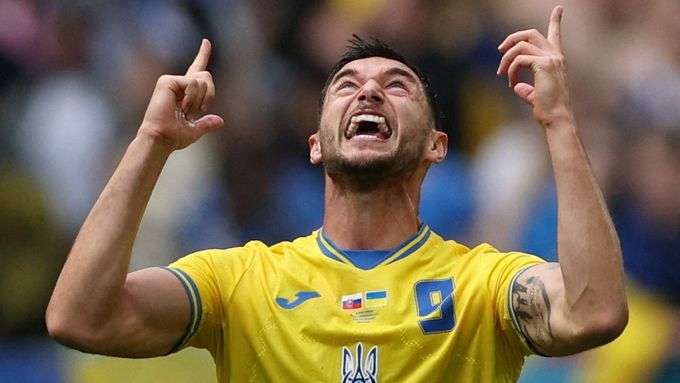 Ukrajinský fotbalista Roman Jaremčuk slaví svůj vítězný gól do sítě Slovenska