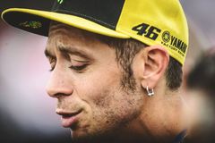Rossi boj o titul nevzdává. 18 dní po dvojité zlomenině už trénoval na motorce