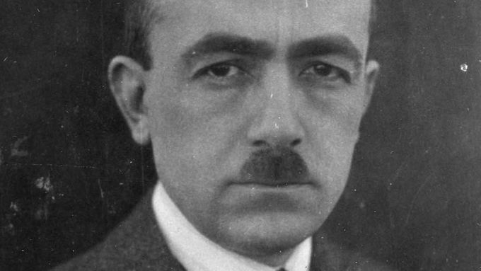 Autor knihy Yakup Kadri Karaosmanoğlu v letech 1935 až 1939 působil jako turecký velvyslanec v Praze.