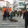 V centru Ostravy se do země propadlo hasičské auto