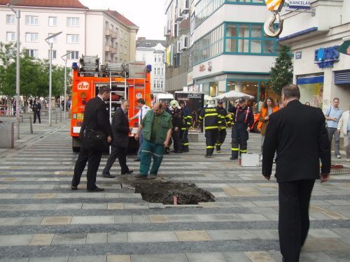V centru Ostravy se do země propadlo hasičské auto