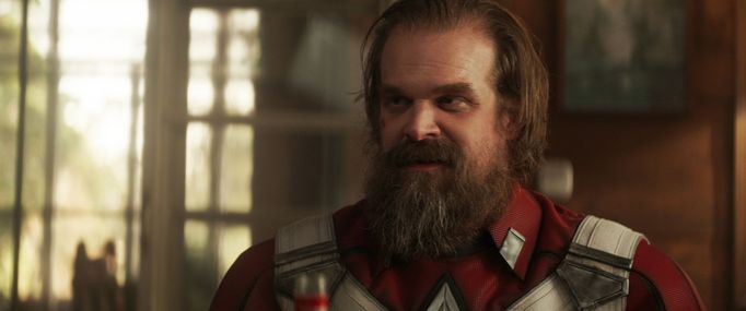 David Harbour jako Alexej.