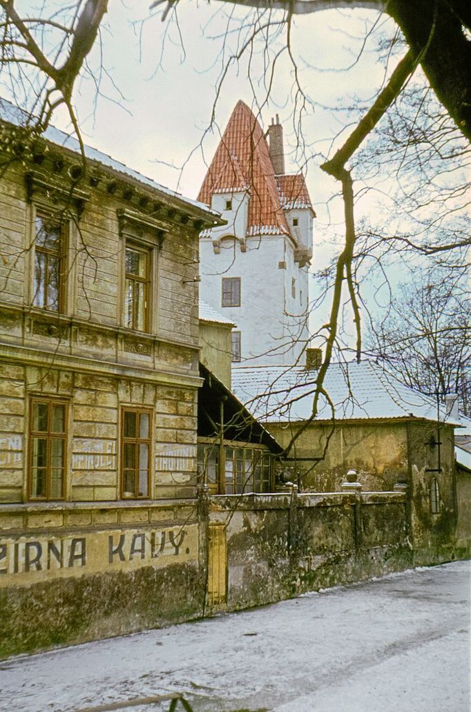 Fasádní reklama na pražírnu kávy.. Na pozadí Rabenštejské věže v Českých Budějovicích. Únor 1964.