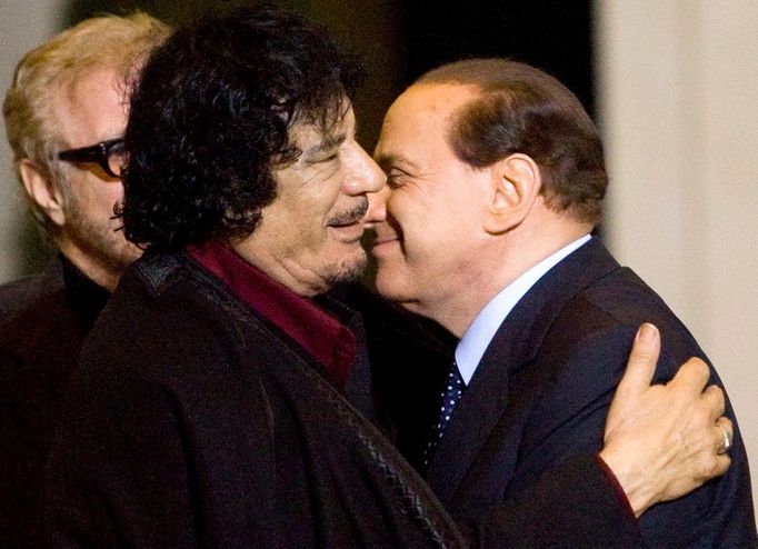 Libyjský prezident Muammar Kaddáfí se vítá s italským premiérem Berlusconim 16. listopadu 2009 v Římě.