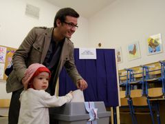 Ondřej Liška odvolil v pátek krátce po otevření volebních místností ve 14 hodin na ZŠ Emmy Destinnové v Praze-Bubenči. "Tyto volby rozhodnou mladí lidé, pokud půjdou volit. Jděte volit!", vzkázal mladým voličům Liška.