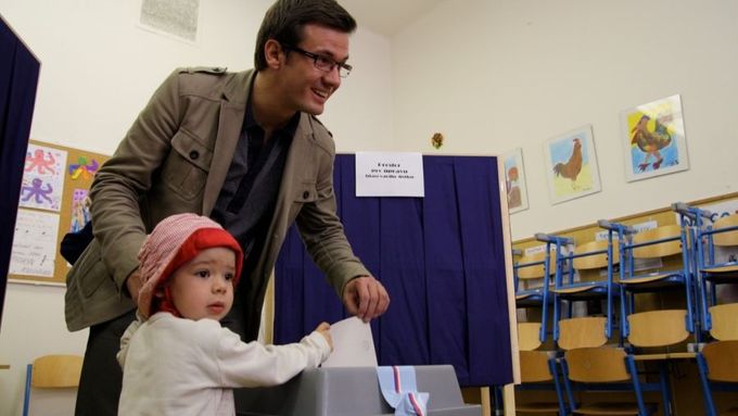 Ondřej Liška odvolil v pátek krátce po otevření volebních místností ve 14 hodin na ZŠ Emmy Destinnové v Praze-Bubenči. "Tyto volby rozhodnou mladí lidé, pokud půjdou volit. Jděte volit!", vzkázal mladým voličům Liška.