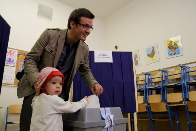 Ondřej Liška odvolil v pátek krátce po otevření volebních místností ve 14 hodin na ZŠ Emmy Destinnové v Praze-Bubenči. "Tyto volby rozhodnou mladí lidé, pokud půjdou volit. Jděte volit!", vzkázal mladým voličům Liška.