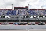 Barevné sedačky na hlavní tribuně daly trochu zapomenout na nemilou skutečnost, že restart NASCAR proběhl před prázdnými tribunami.