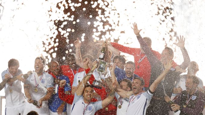 Podívejte se, jak anglický výběr v čele se zpěvákem Robbiem Williamsem došel k vítězství nad výběrem zbytku světa v benefici Soccer Aid.