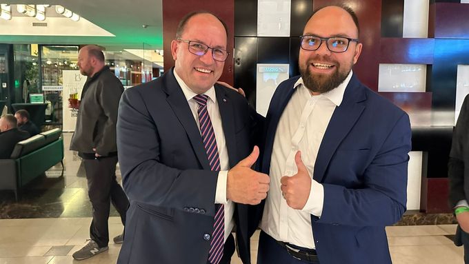 Předseda lidovců Marek Výborný se raduje s novým poslancem KDU-ČSL Václavem Pláteníkem, který přeskočil poslance ODS Stanislava Blahu. Ten proto ze sněmovny vypadl. A nebyl z ODS jediný.