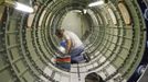 Cessna employee Dwight Bennett works inside of a jet during a tour of the Cessna business jet assembly line at their manufacturing plant in Wichita, Kansas August 14, 2012. One of Cessna Aircraft Company CEO and president Scott Ernes' first moves after joining in May 2011 was to carve Cessna up into five units, each of which run by an executive who was responsible for whether the unit reported a profit or loss. Picture taken August 14, 2012. REUTERS/Jeff Tuttle (UNITED STATES - Tags: TRANSPORT BUSINESS) Published: Srp. 22, 2012, 11:41 dop.