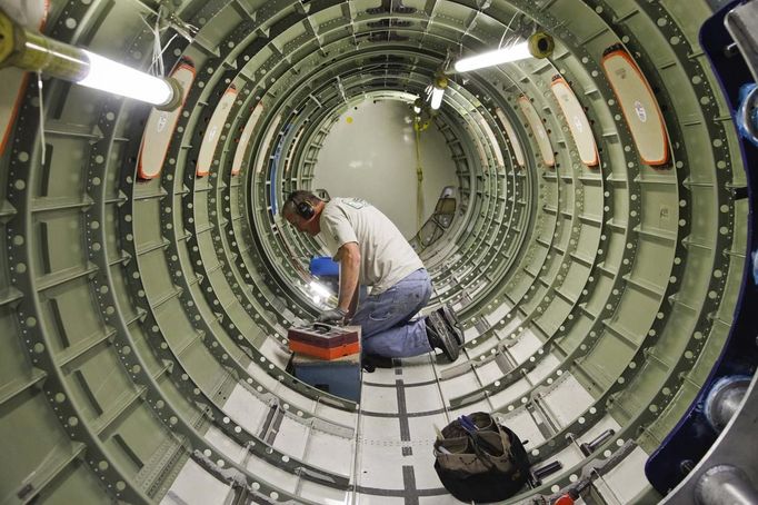 Cessna employee Dwight Bennett works inside of a jet during a tour of the Cessna business jet assembly line at their manufacturing plant in Wichita, Kansas August 14, 2012. One of Cessna Aircraft Company CEO and president Scott Ernes' first moves after joining in May 2011 was to carve Cessna up into five units, each of which run by an executive who was responsible for whether the unit reported a profit or loss. Picture taken August 14, 2012. REUTERS/Jeff Tuttle (UNITED STATES - Tags: TRANSPORT BUSINESS) Published: Srp. 22, 2012, 11:41 dop.