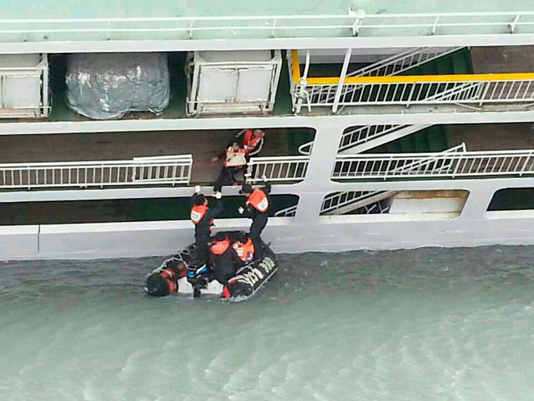 U Korejského poloostrova se potopil trajekt Sewol se 459 lidmi na palubě