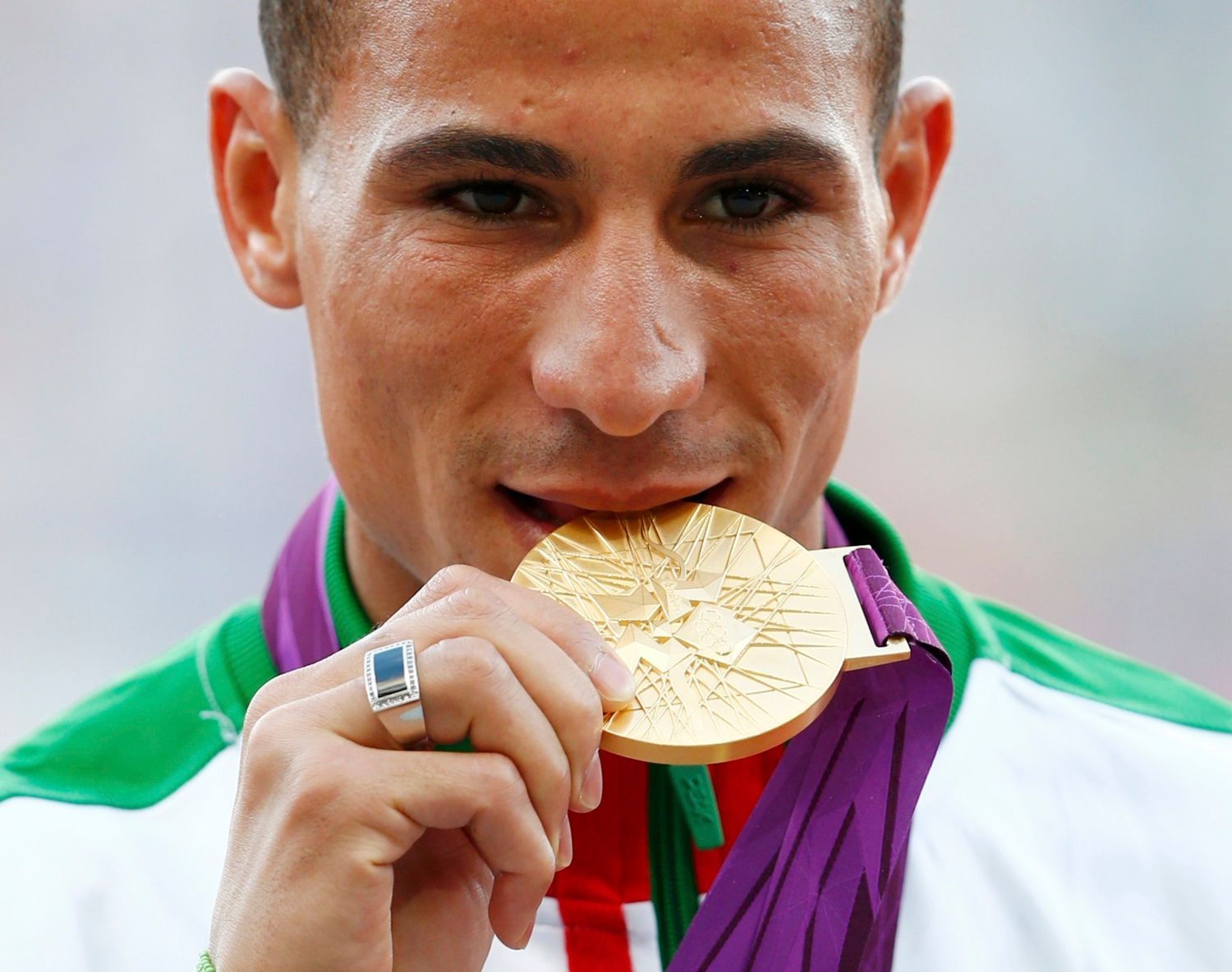 Alžírský běžec Taufik Makhloufi se raduje za zlaté medaile za běh na 1500 metrů na OH 2012 v Londýně.