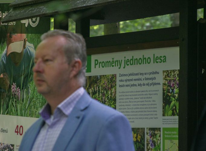 Některé informační tabule z minulé stezky Národní přírodní rezervace Karlštejn vytvořené před 30 lety také výletníci najdou na druhé straně těch zmodernizovaných.