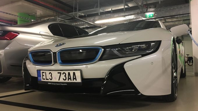 BMW i8 s novou registrační značkou pro ekologické vozy.