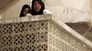 A woman stands in a balcony after hearing shelling in Aleppo July 29, 2012. REUTERS/Zohra Bensemra (SYRIA - Tags: POLITICS CONFLICT CIVIL UNREST MILITARY) Published: Čec. 29, 2012, 4:56 odp.