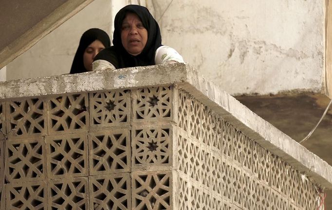 A woman stands in a balcony after hearing shelling in Aleppo July 29, 2012. REUTERS/Zohra Bensemra (SYRIA - Tags: POLITICS CONFLICT CIVIL UNREST MILITARY) Published: Čec. 29, 2012, 4:56 odp.