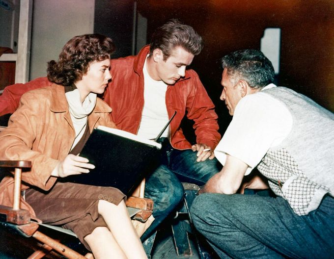 James Dean, Natalie Woodová a režisér Nicholas Ray při přípravě scény na natáčení filmu Rebel bez příčiny v ateliérech Warner Bros. v roce 1955.