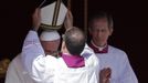 The papal mitre is placed on the head of Pope Francis during his inaugural mass in Saint Peter's Square at the Vatican, March 19, 2013. Pope Francis celebrates his inaugural mass on Tuesday among political and religious leaders from around the world and amid a wave of hope for a renewal of the scandal-plagued Roman Catholic Church. REUTERS/Paul Hanna (VATICAN - Tags: RELIGION POLITICS) Published: Bře. 19, 2013, 10 dop.