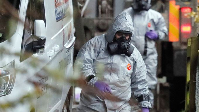 Britští protichemičtí specialisté při zásahu v Salisbury, kde byl chemickou látkou otráven bývalý ruský agent Sergej Skripal.