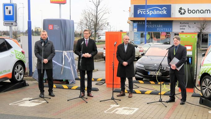 Otevření pětisté nabíječky ČEZ se zúčastnil ministr dopravy Martin Kupka (ODS).