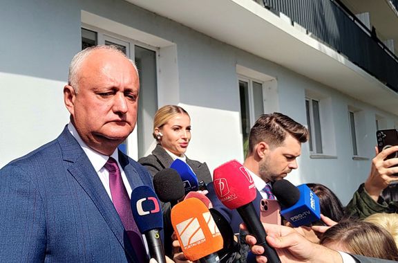 Volební lídr Vlasteneckého bloku a bývalý moldavský prezident Igor Dodon odpovídá na otázky médií poté, co odvolil v parlamentních volbách. Kišiněv, 28. září 2025.