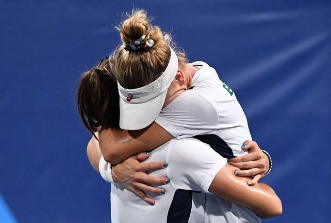 Laura  Pigossiová a Luisa  Stefaniová slaví vítěztsví nad Karolínou Plíškovou a Markétou Vondroušovou v druhém kole čtyřhry na OH 2020