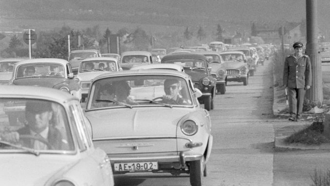 Zácpy Prahu sužovaly už v roce 1969, od té doby aut neubylo, přesně naopak. Dusí metropoli.