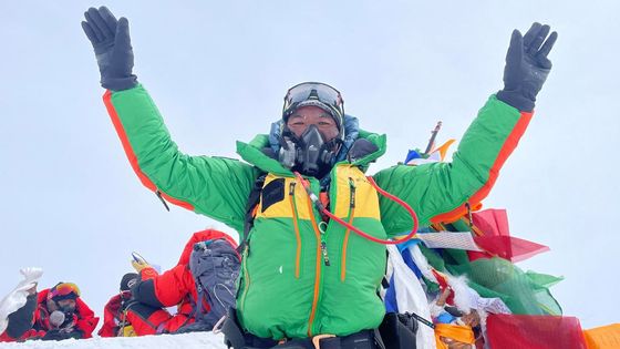Kami Rita, nepálský horolezec, který už třicetkrát vystoupil na Mount Everest. Zde je zachycen na vrcholu Mount Everestu během svého 28. výstupu, 23. května 2023.