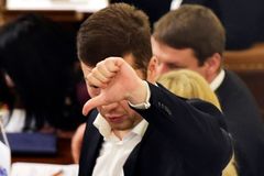 SPD je větší hrozba než tradiční extremisté, píše vnitro ve zprávě. Metnar její vydání odkládá