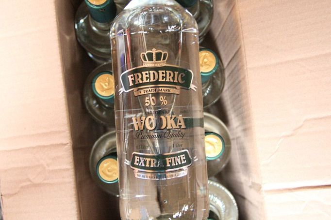 Policie varuje před alkoholem ve skleněné lahvi o obsahu jednoho litru opatřené etiketou "FREDERIC, Trade Mark, 50 % Wodka, EXTRA FINE". Obsah lahví může být vysoce toxický, varuje policie.