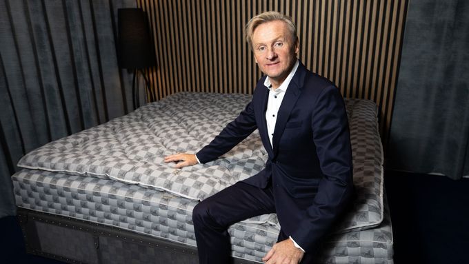 Foto: Nejdražší postel světa stojí jako vila a je v Praze. Stejnou má zpěvák Drake