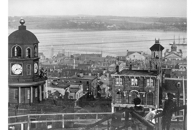 Pohled na přístav v Halifaxu, vlevo věž s hodinami. Nedatovaný snímek zachycuje město, klíčový válečný přístav, před explozí v roce 1917.