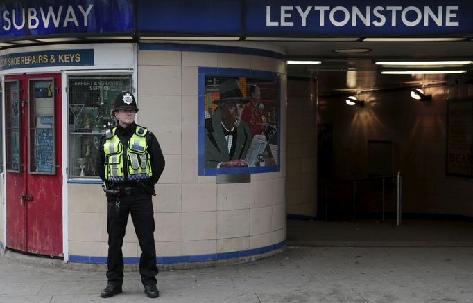 Policista před londýnskou stanicí metra Leytonstone, kde došlo k útoku. Útočník křičel, že jde o odvetu za Sýrii.