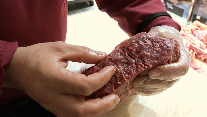 Zápach a tloušťka hovězího. Jak poznat na pultech nekvalitní maso prozradil řezník z Braníka