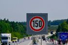 Značky už se instalují. První motoristé se rychlostí 150 km/h projedou po dálnici D3