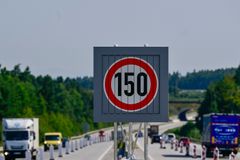 Značky už se instalují. První motoristé se rychlostí 150 km/h projedou po dálnici D3