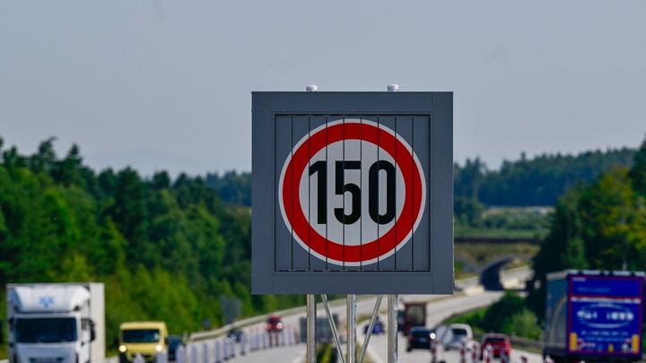 Značky už se instalují. První motoristé se rychlostí 150 km/h projedou po dálnici D3; Zdroj foto: Profimedia.cz