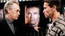 Ronny Cox a Arnold Schwarzenegger ve filmové sci-fi Total Recall (1990).