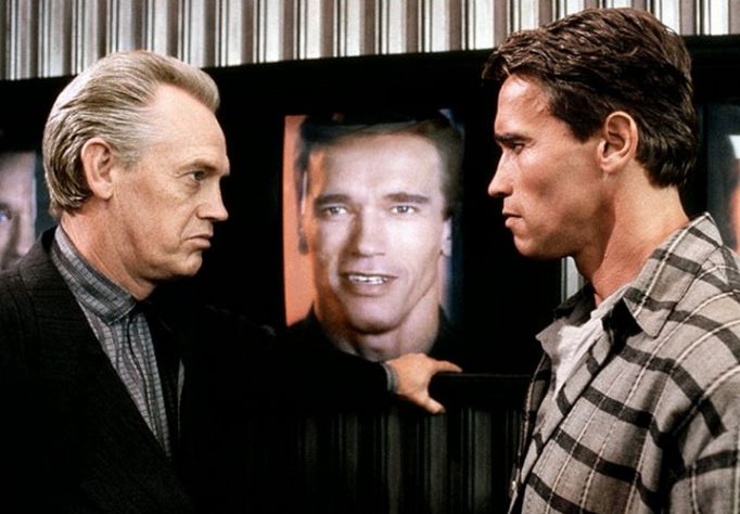 Ronny Cox a Arnold Schwarzenegger ve filmové sci-fi Total Recall (1990).