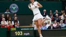 Petra Kvitová v zápase s Kirsten Flipkensovou na Wimbledonu 2013