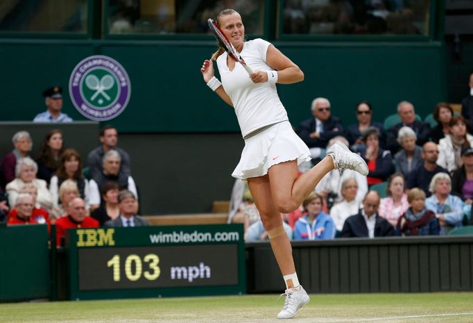 Petra Kvitová v zápase s Kirsten Flipkensovou na Wimbledonu 2013