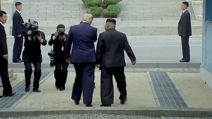 Trump a Kim se setkali v demilitarizovaném pásmu