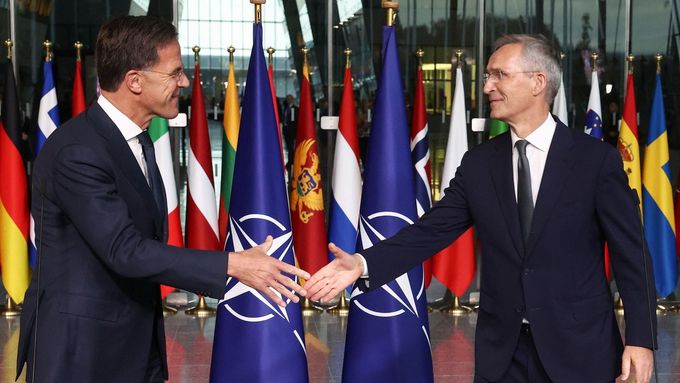 Nizozemský expremiér Mark Rutte (vlevo) se ujme vedení NATO. Po deseti letech vystřídá Jense Stoltenberga. Snímek je zachycuje v sídle NATO v Bruselu.